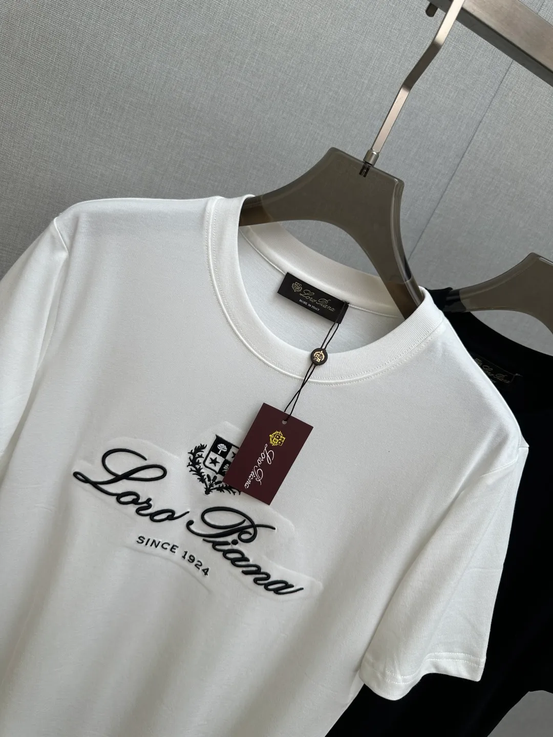 LP top quality 2026 new short sleeves! Original custom fabric, soft to the touch. Top imported private goods, fashionable design and trendy short sleeves, without losing luxury. There is no doubt about the quality. The upper body effect is awesome, luxury official website Same Style! Size M—3XL